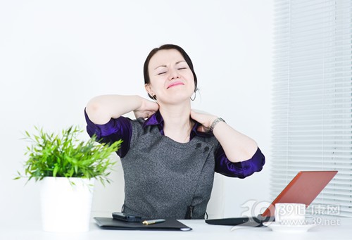 Young female office worker experiencing neck and spine pain during business breaks while using computer_13151478_xxl