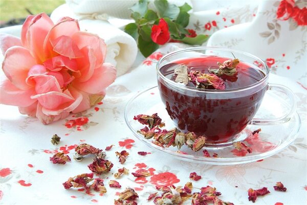 4 Flower Teas for Summer Health & Beauty Benefits